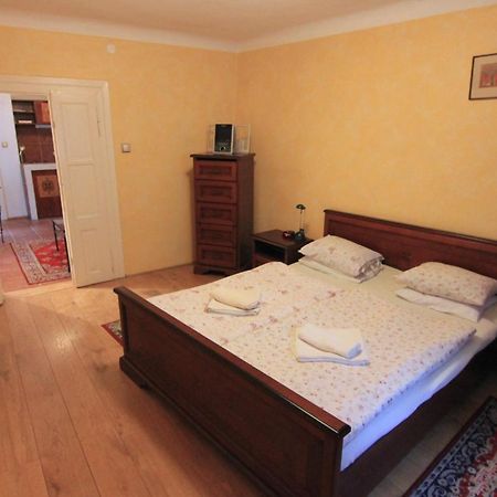 Cool 1 Bedroom Prokopska Apartment In Mala Strana Praga Esterno foto