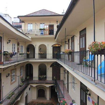Cool 1 Bedroom Prokopska Apartment In Mala Strana Praga Esterno foto