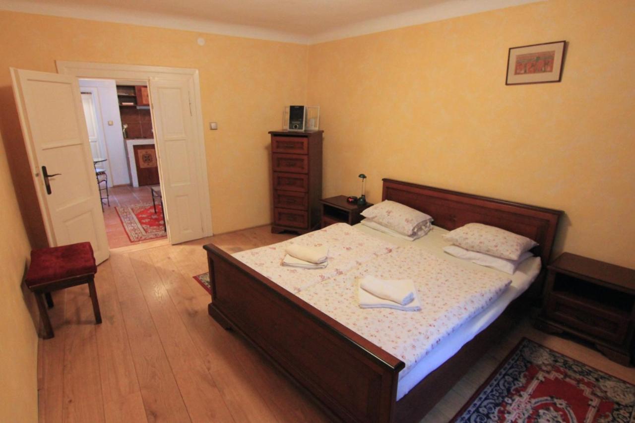 Cool 1 Bedroom Prokopska Apartment In Mala Strana Praga Esterno foto