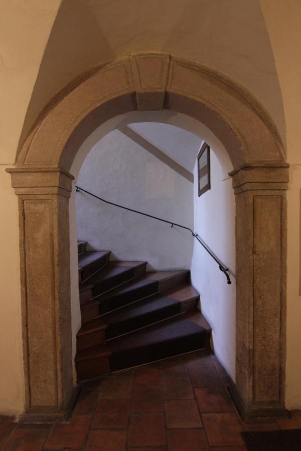 Cool 1 Bedroom Prokopska Apartment In Mala Strana Praga Esterno foto