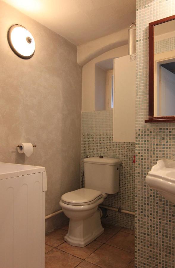 Cool 1 Bedroom Prokopska Apartment In Mala Strana Praga Esterno foto