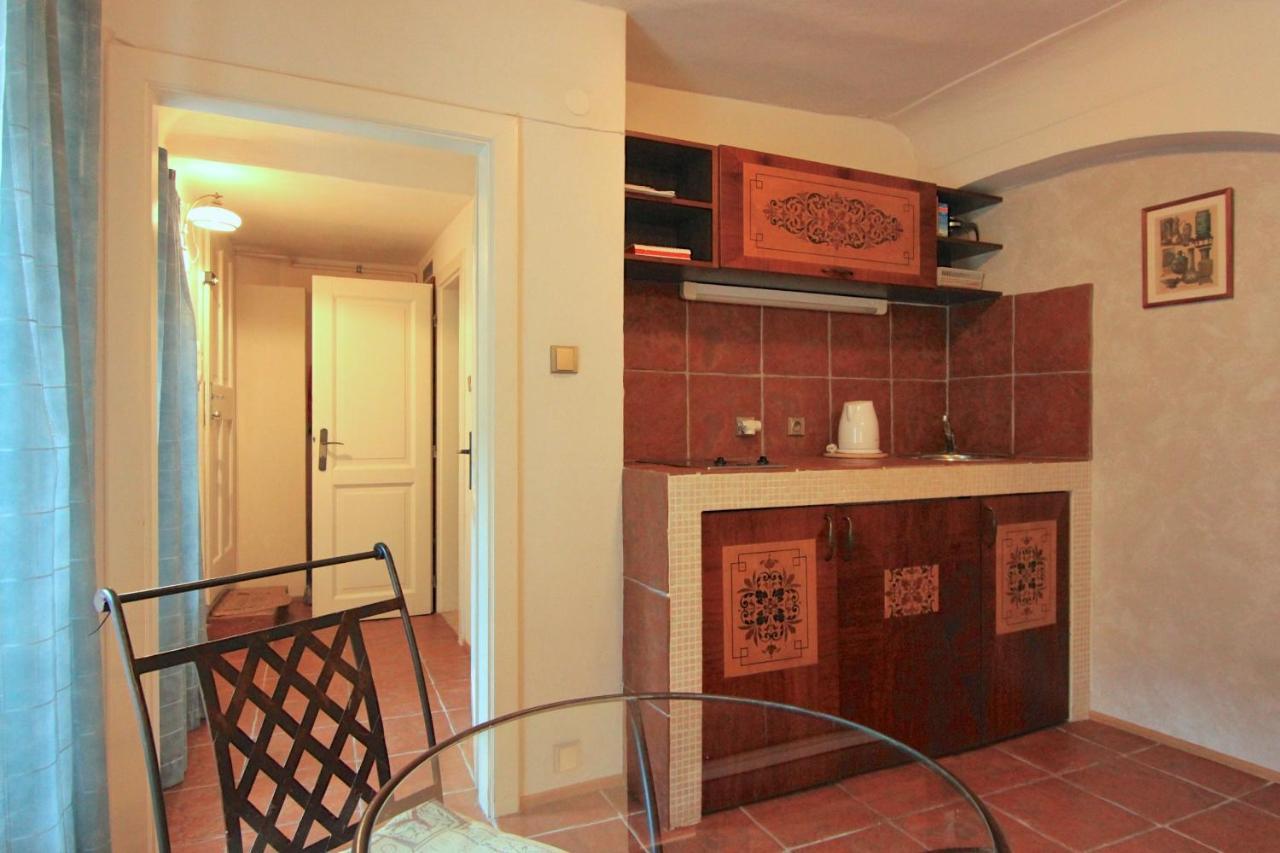 Cool 1 Bedroom Prokopska Apartment In Mala Strana Praga Esterno foto