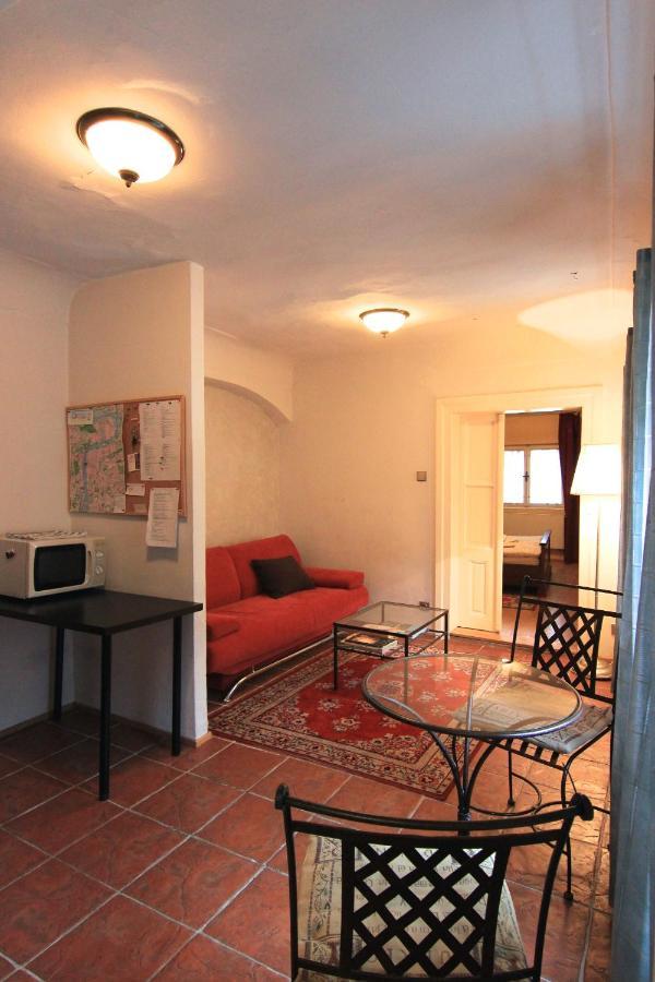 Cool 1 Bedroom Prokopska Apartment In Mala Strana Praga Esterno foto