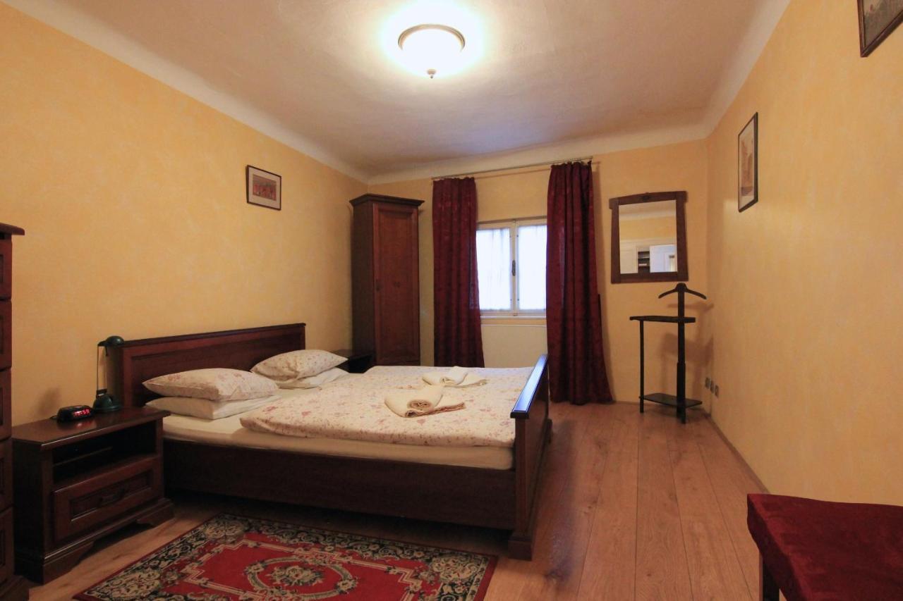 Cool 1 Bedroom Prokopska Apartment In Mala Strana Praga Esterno foto