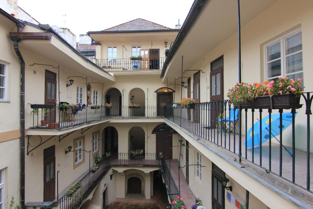 Cool 1 Bedroom Prokopska Apartment In Mala Strana Praga Esterno foto